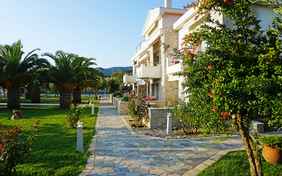 Nur 400 m vom Strand entfernt liegt die Villa Kalypso ruhig und im Grünen.